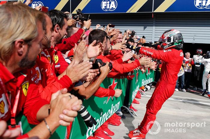 Charles Leclerc, Ferrari, ganador de la carrera celebra con el equipo en Parc Ferme