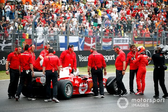 Mecánicos con Mick Schumacher y el Ferrari F2004 conducido por su padre Michael Schumacher