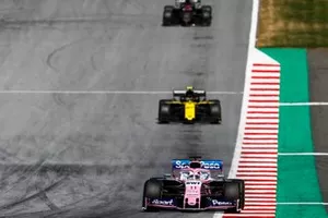Sergio Perez, Racing Point RP19, voor Nico Hulkenberg, Renault F1 Team R.S. 19, en Romain Grosjean, Haas F1 Team VF-19