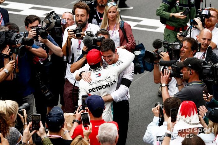 Podio: ganador de la carrera Lewis Hamilton, Mercedes AMG F1 celebra con Toto Wolff, Director Ejecutivo (Negocios), Mercedes AMG