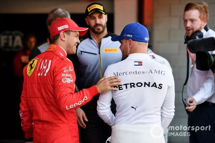 Sebastian Vettel, Ferrari, habla con el hombre de la pole Valtteri Bottas, Mercedes AMG F1, después de la Clasificación