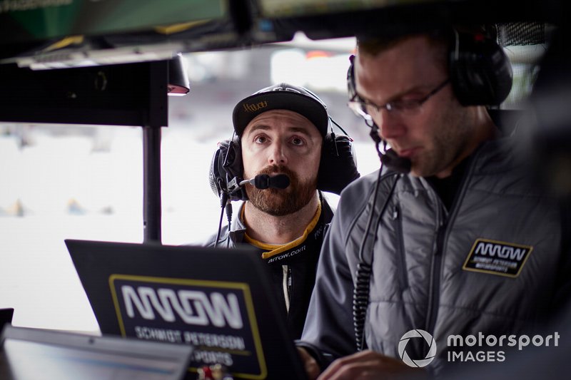 James Hinchcliffe, Arrow Schmidt Peterson Motorsports Honda, with race engineer Will Anderson. 