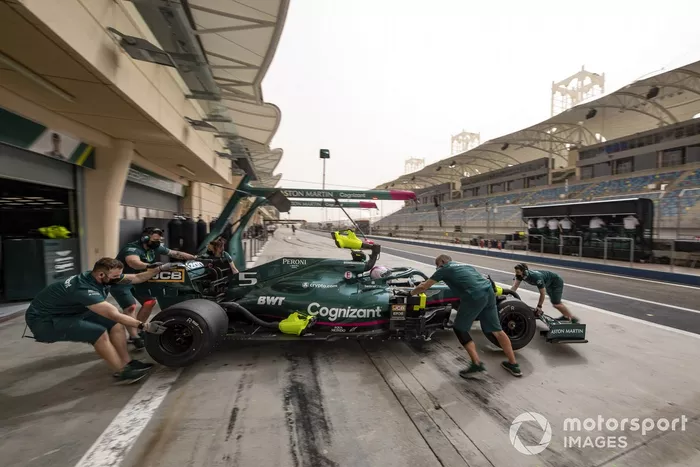 Sebastian Vettel, Aston Martin AMR21, torna ai box