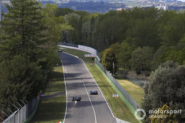 Nicholas Latifi, Williams FW43B y Lance Stroll, Aston Martin AMR21, sueltan chispas