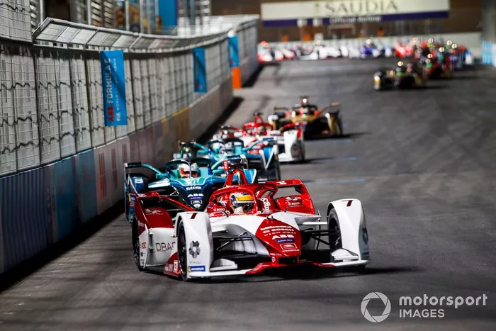 Sergio Sette Camara, Dragon Penske Autosport, Penske EV-4, por delante de Oliver Turvey, NIO 333, NIO 333 001, y Tom Blomqvist, NIO 333, NIO 333 001