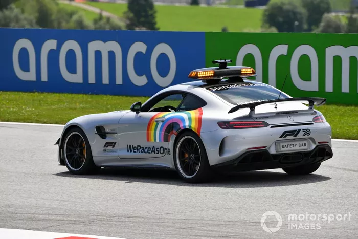 Safety Car com a logo da campanha #CorremosComoUm