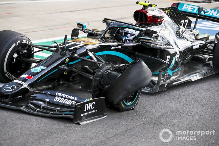 Valtteri Bottas, Mercedes F1 W11 pitstop con un pinchazo