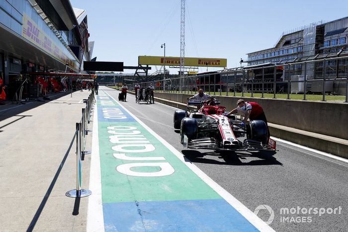 El Alfa Romeo Racing C39 de Kimi Raikkonen siendo empujado por el pit lane