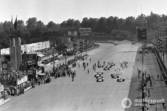 La salida, Jacky Ickx, Ferrari 312B y Pedro Rodríguez, BRM P153 se escapan juntos