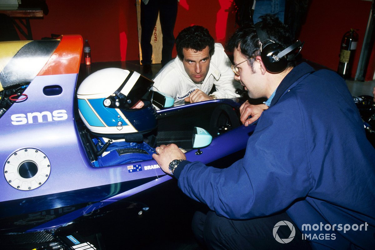 David Brabham,  Simtek S941 talks with team mate Roland Ratzenberger and Nick Wirth, Simtek Team Principal