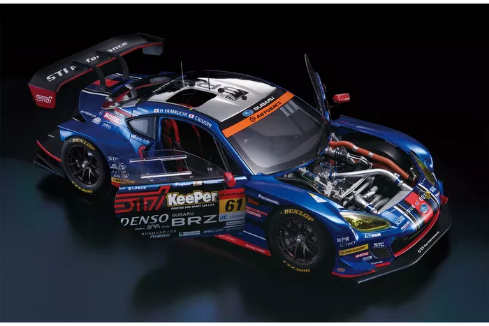 2021年のGT300チャンピオンマシンが”大迫力”の1/8スケールで登場