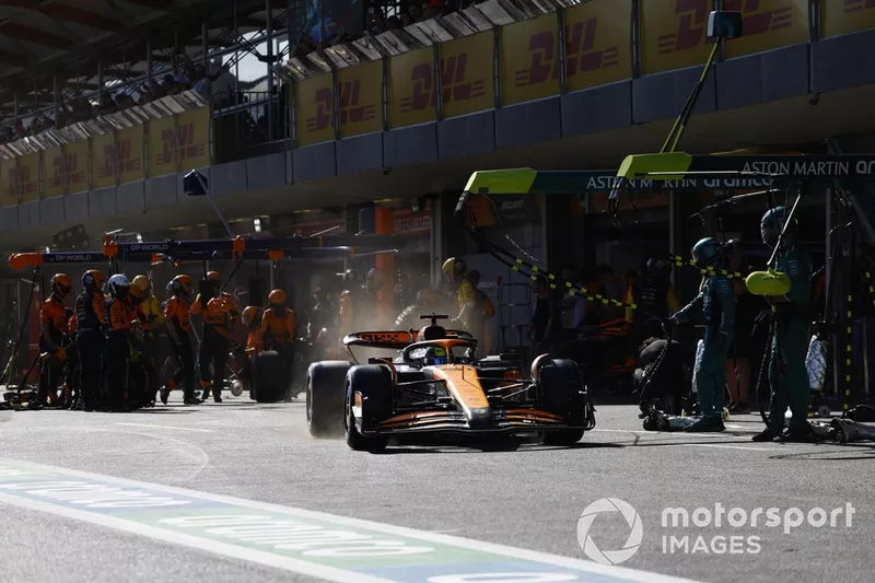 Oscar Piastri, McLaren MCL38, dans la voie des stands 