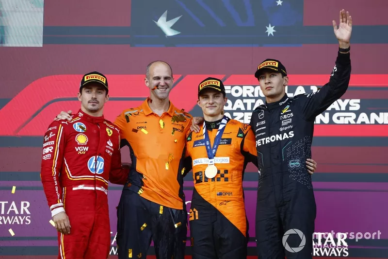 Charles Leclerc, Scuderia Ferrari, 2ème position, le délégué du trophée McLaren, Oscar Piastri, McLaren F1 Team, 1ère position, George Russell, Mercedes-AMG F1 Team, 3ème position