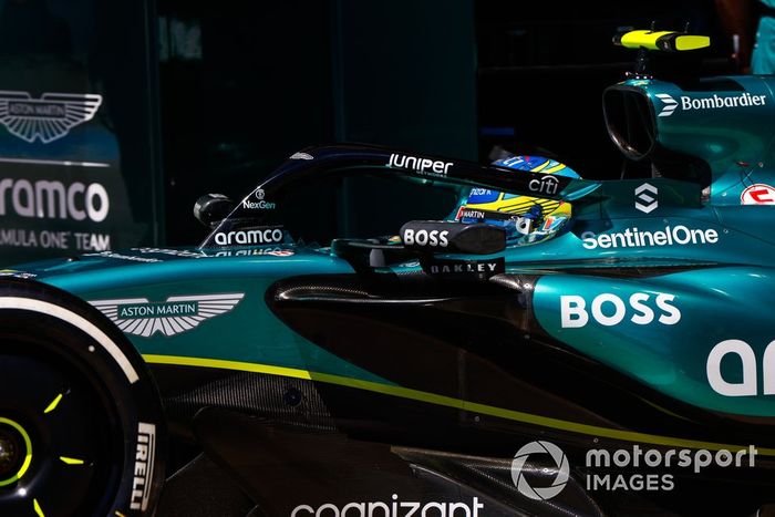 Fernando Alonso, Aston Martin AMR24, sale del garaje