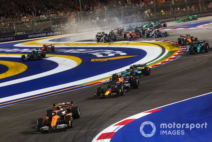Lando Norris, McLaren MCL38, Max Verstappen, Red Bull Racing RB20, Lewis Hamilton, Mercedes F1 W15, George Russell, Mercedes F1 W15, el resto de la parrilla mientras Fernando Alonso, Aston Martin AMR24, Charles Leclerc, Ferrari SF-24, cortan en la salida.