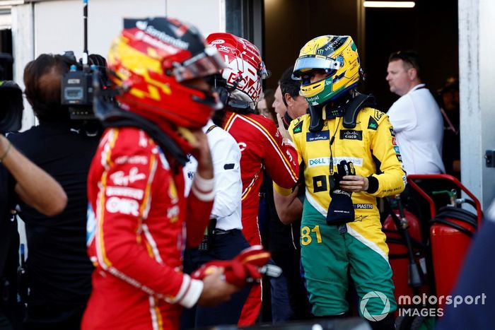 El hombre de la pole, Charles Leclerc, Scuderia Ferrari, Oscar Piastri, McLaren F1 Team, conversan en el Parc Ferme tras la Calificación