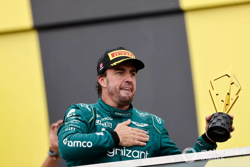 Fernando Alonso, Aston Martin F1 Team, 2° posizione, con il suo trofeo