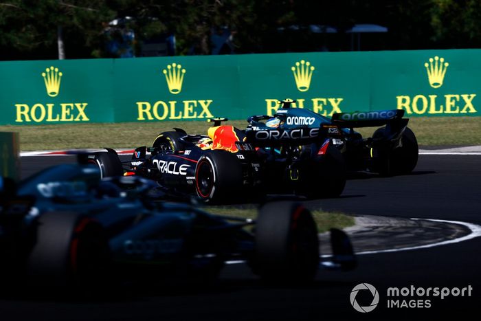 Fernando Alonso, Aston Martin AMR23, lucha con Sergio Pérez, Red Bull Racing RB19