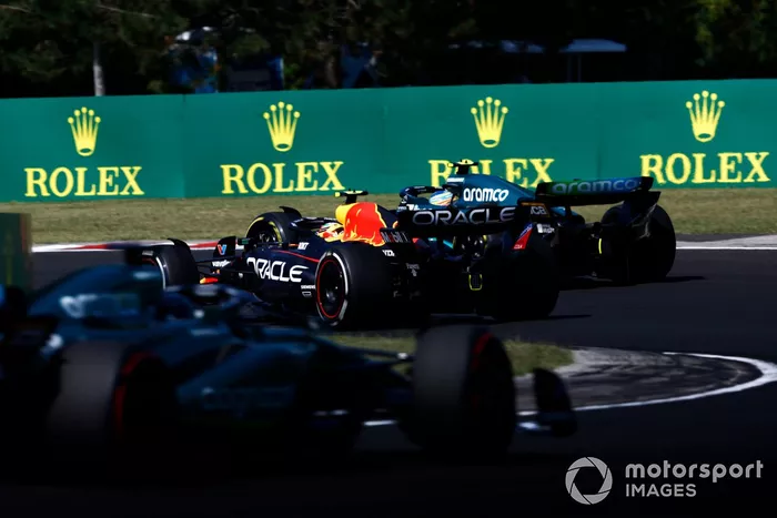Fernando Alonso, Aston Martin AMR23, lucha con Sergio Pérez, Red Bull Racing RB19