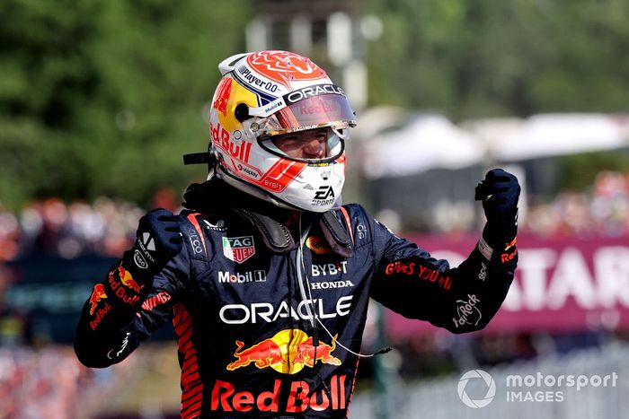 Max Verstappen, Red Bull Racing, 1ª posición, celebra su llegada al Parc Ferme