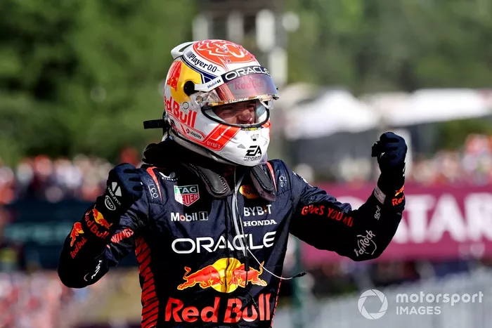 Max Verstappen, Red Bull Racing, 1ª posición, celebra su llegada al Parc Ferme