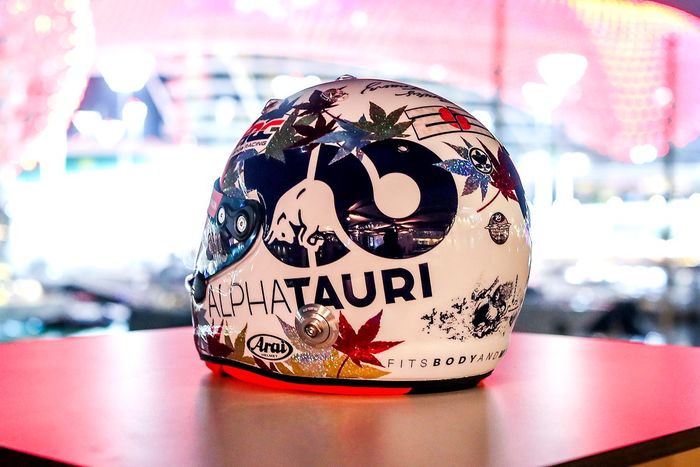 Casco de Yuki Tsunoda, AlfaTauri