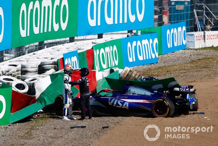 Los coches de Daniel Ricciardo, RB F1 Team VCARB 01 y Alex Albon, Williams FW46 en la barrera de neumáticos tras chocar en la primera vuelta.