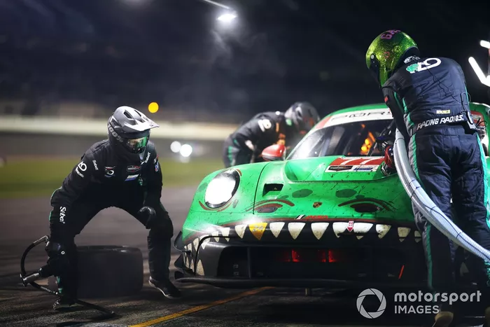 #77 AO Racing Porsche 911 GT3 R (992): Laurin Heinrich, Klaus Bachler, Alessio Picariello