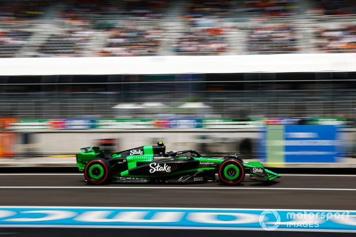 Zhou Guanyu, Stake F1 Team KICK Sauber C44