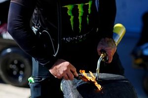 Joe Gibbs Racing, Monster Energy Toyota Camry, reparación de neumáticos