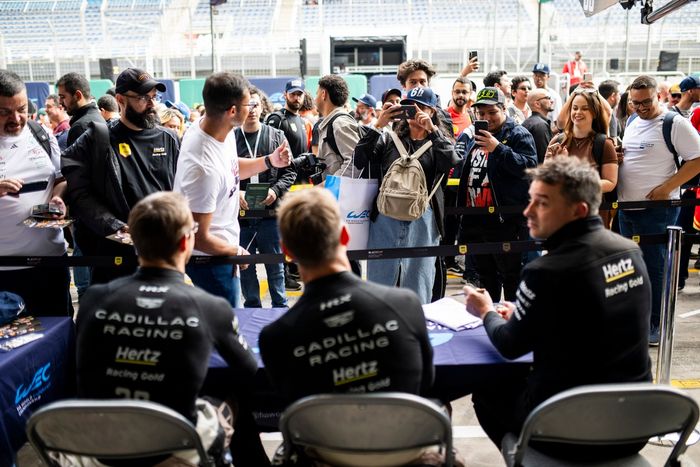Autograph session