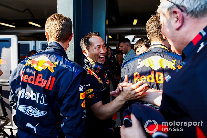 Kru tim Red Bull merayakan podium yang dicetak Max Verstappen, Red Bull Racing