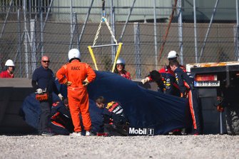 La voiture endommagée de Pierre Gasly, Red Bull Racing RB15 est dégagée