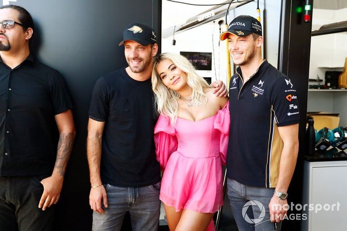 La cantante Rita Ora con Jean-Eric Vergne, DS TECHEETAH, Andre Lotterer, DS TECHEETAH en el garaje