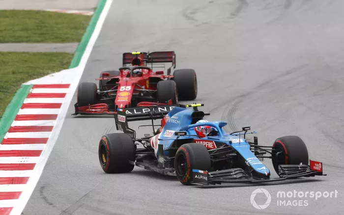 Esteban Ocon, Alpine A521, Carlos Sainz Jr., Ferrari SF21