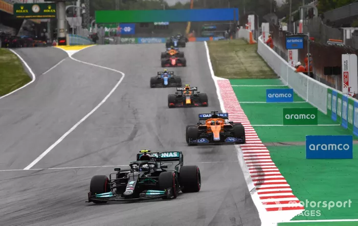 Valtteri Bottas, Mercedes W12, Daniel Ricciardo, McLaren MCL35M, Sergio Pérez, Red Bull Racing RB16B