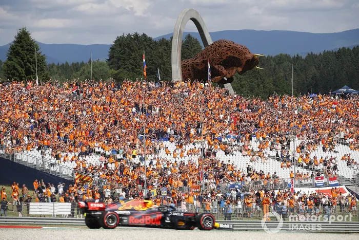 Los aficionados holandeses celebran la pole de Max Verstappen, RB16B de Red Bull Racing