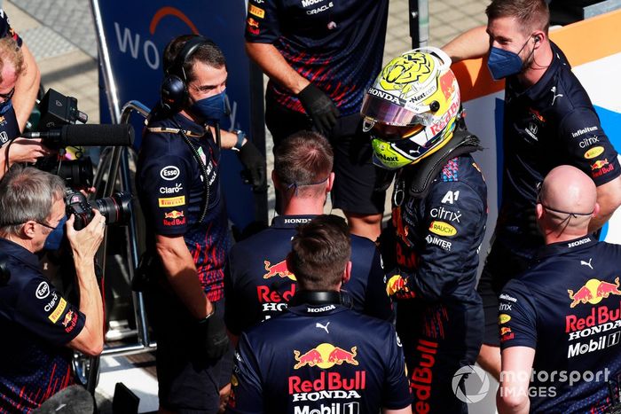Ganador de la pole Max Verstappen, Red Bull Racing, en Parc Ferme celebra con el equipo