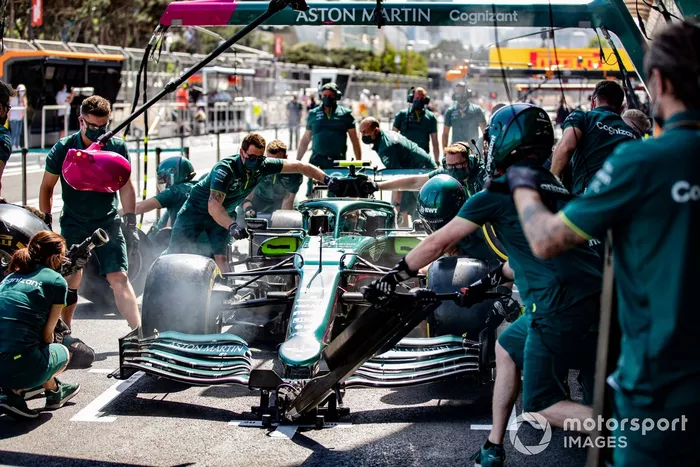 Práctica de pit stop con el Aston Martin AMR21 