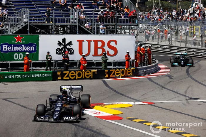 Pierre Gasly, AlphaTauri AT02, Lewis Hamilton, Mercedes W12