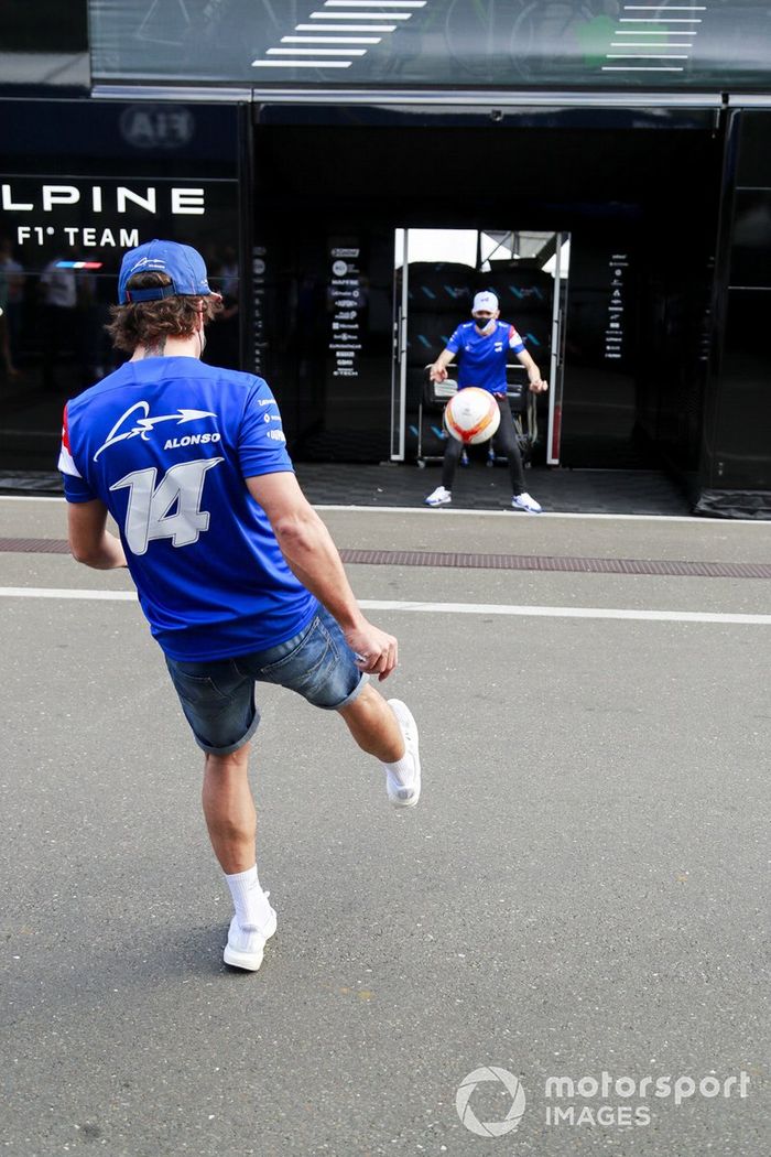 Esteban Ocon, Alpine F1, Fernando Alonso, Alpine F1  juegan al fútbol