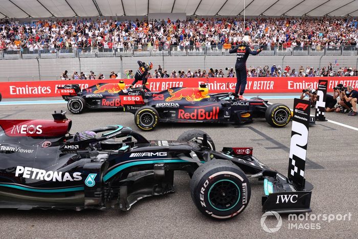 Sergio Pérez, Red Bull Racing, 3ª posición, Max Verstappen, Red Bull Racing, 1ª posición, y Lewis Hamilton, Mercedes, 2ª posición, llegan al Parc Ferme
