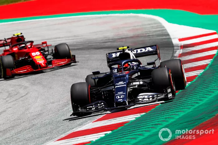 Pierre Gasly, AlphaTauri AT02, Carlos Sainz Jr., Ferrari SF21