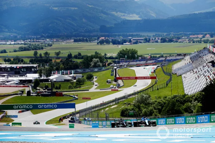 Fernando Alonso, Alpine A521, Lewis Hamilton, Mercedes W12