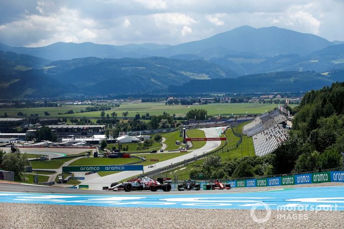 Robert Kubica, Alfa Romeo Racing C41, Valtteri Bottas, Mercedes W12, Carlos Sainz Jr., Ferrari SF21