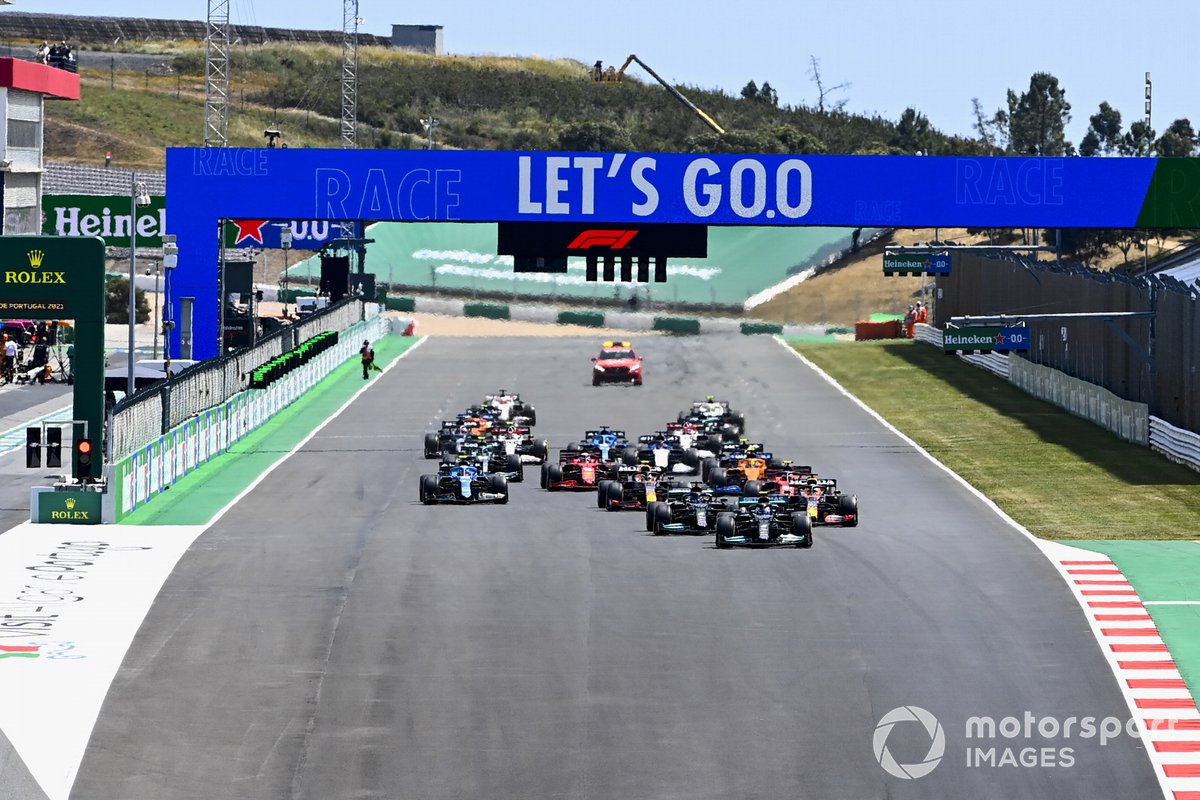 Valtteri Bottas, Mercedes W12, Lewis Hamilton, Mercedes W12, Max Verstappen, Red Bull Racing RB16B, and the rest of the field away at the start