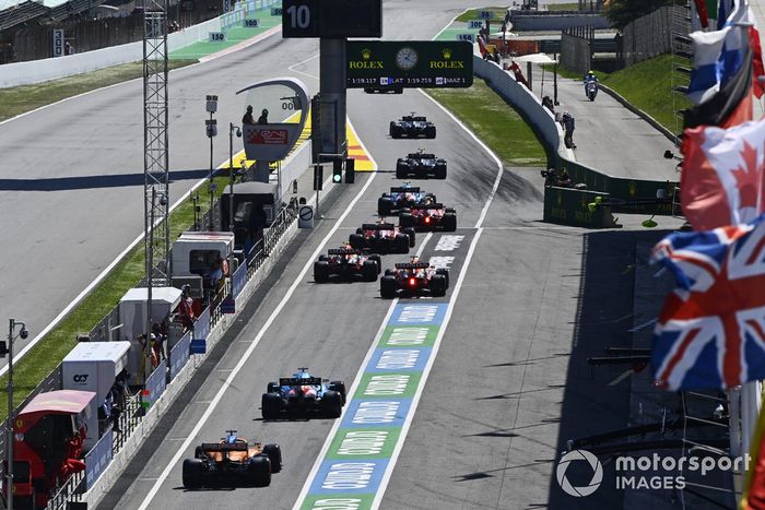 Fernando Alonso, Alpine A521, Daniel Ricciardo, McLaren MCL35M