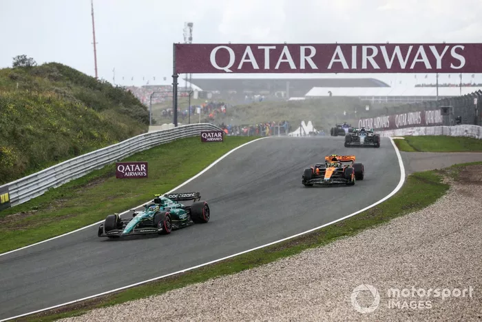 Fernando Alonso, Aston Martin AMR23, lidera Lando Norris, McLaren MCL60, y George Russell, Mercedes F1 W14