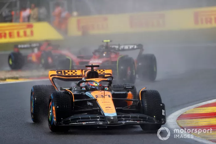Oscar Piastri, McLaren MCL60, Carlos Sainz, Ferrari SF-23