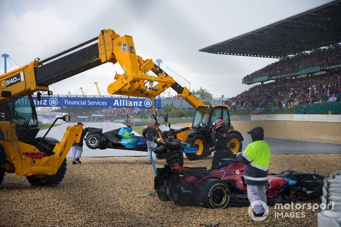 Los comisarios asisten a los coches de Jenson Button, Honda RA107 y Scott Speed, Toro Rosso STR2 Ferrari